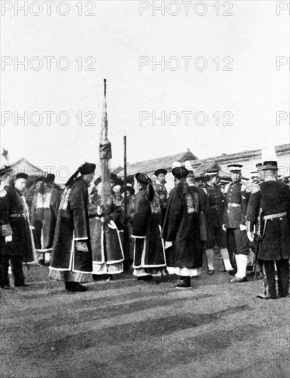 Pu Yi se prépare pour une cérémonie d'accueil, 1er décembre 1922