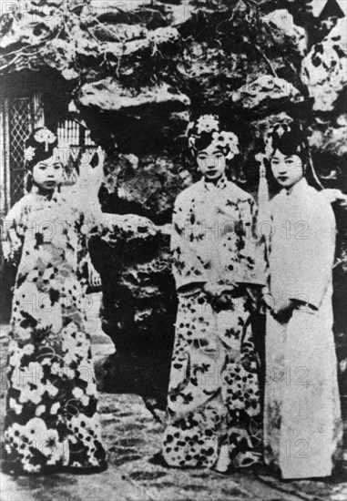 L'impératrice Wan Rong, Wen Xiu et Tang Shi Xia, dans un jardin de la Cité Interdite
