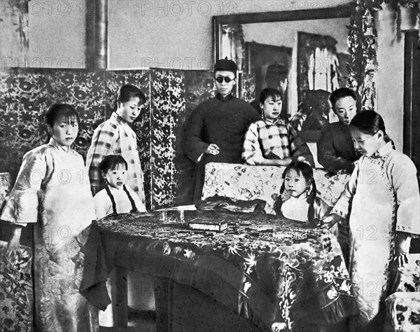 Pu Yi posant avec ses frères et soeurs à Tianjin dans les années 20