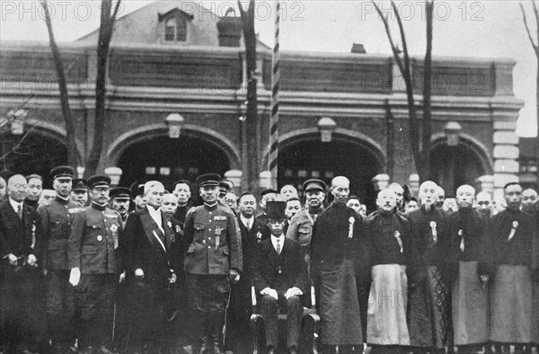 Pu Yi entouré de généraux lors d'une cérémonie officielle en Mandchourie le 9 mars 1932