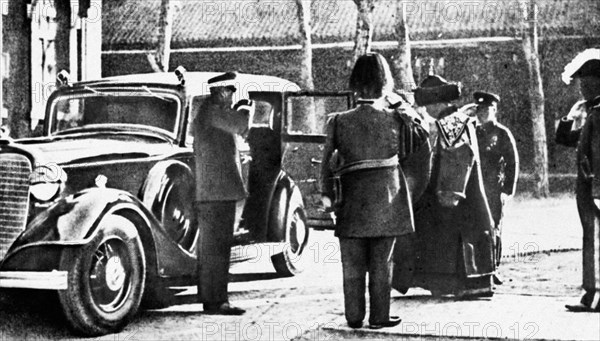Pu Yi en tenue impériale le 1er mars 1934