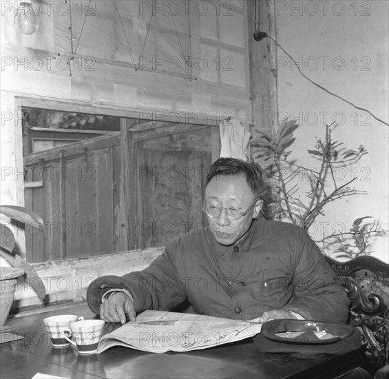 Pu Yi en train de lire le Journal du Peuple, 1959