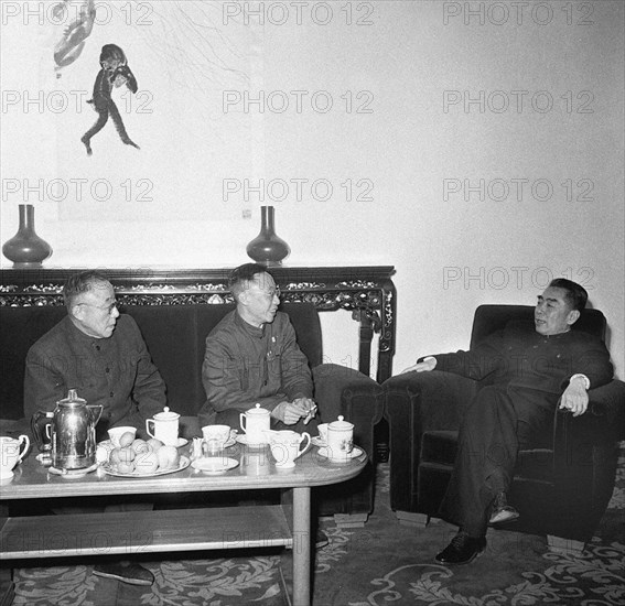 Pu Yi en compagnie d'un membre de sa famille et le premier ministre Zhou En Lai, janvier 1960