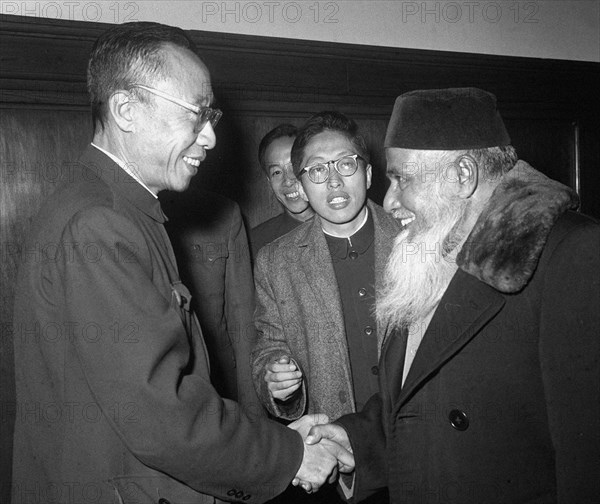 Poignée de main entre le président pakistanais et Pu Yi, 11 novembre 1963