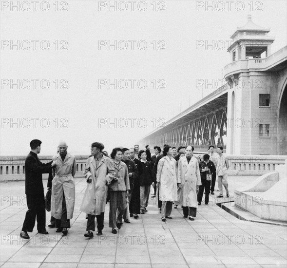 Pu Yi et sa femme Li Shu Xian visitent le grand pont de Wuhan, 1964