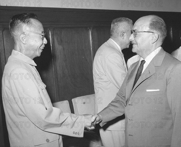 Poignée de main entre Pu Yi et un député argentin, 1964