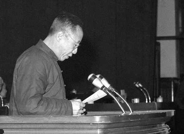 Pu Yi lors d'un discours à la conférence consultative politique du peuple chinois, décembre 1964