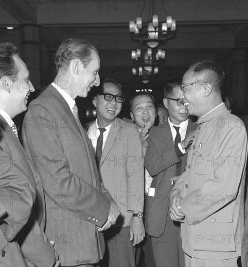 Pu Yi discutant avec des journalistes lors d'un cocktail, septembre 1965