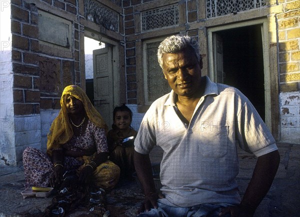 Famille à la maison, Jaisalmer, l'ouest du Rajasthan, Inde