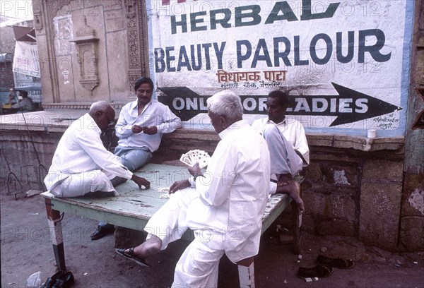 Hommes jouant aux cartes
Jaisalmer, l'ouest du Rajasthan, Inde.