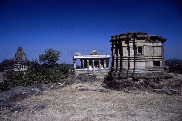 Temples en ruines, fort de Kumbhalgarh, sud du Rajasthan, Inde.
XVe siècle.