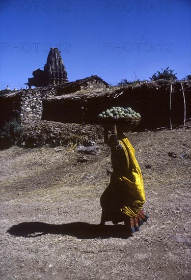 Femme portant une corbeille de fruits, fort de Kumbhalgarh, Rajasthan, Inde.