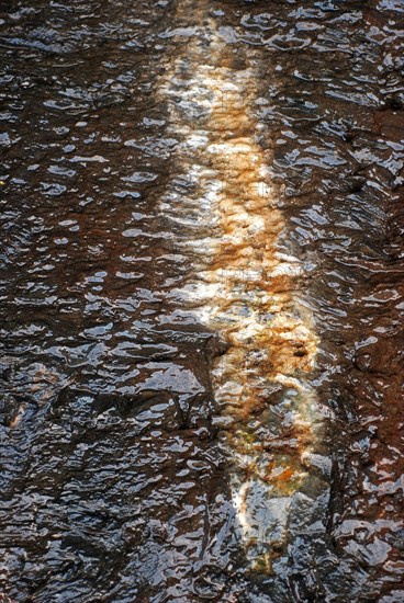 Détail d'eau ruisselante sur un rocher