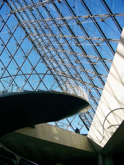 Détail de la verrière de la pyramide du Louvre à Paris