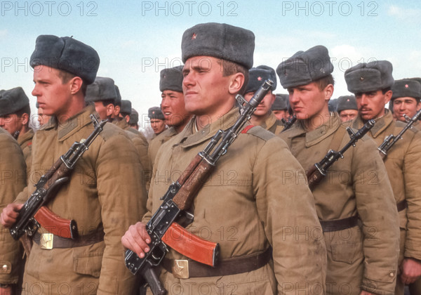 Last Soviet Troops Depart Afghanistan 1989